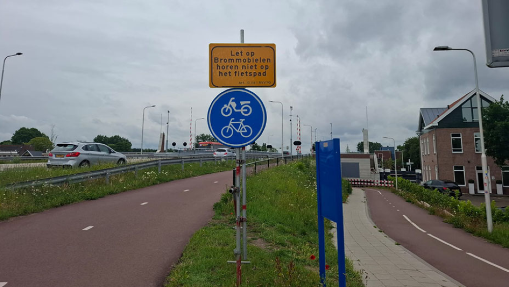 Bebording omtrent brommobielen