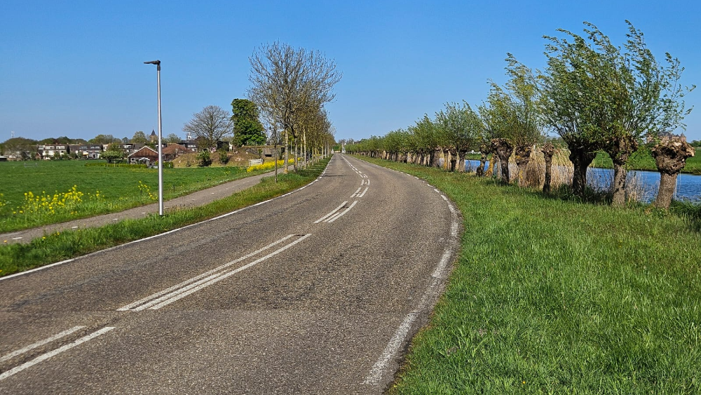 De dijk aan de zuidzijde van de Naardertrekvaart tussen Muiden en Naarden