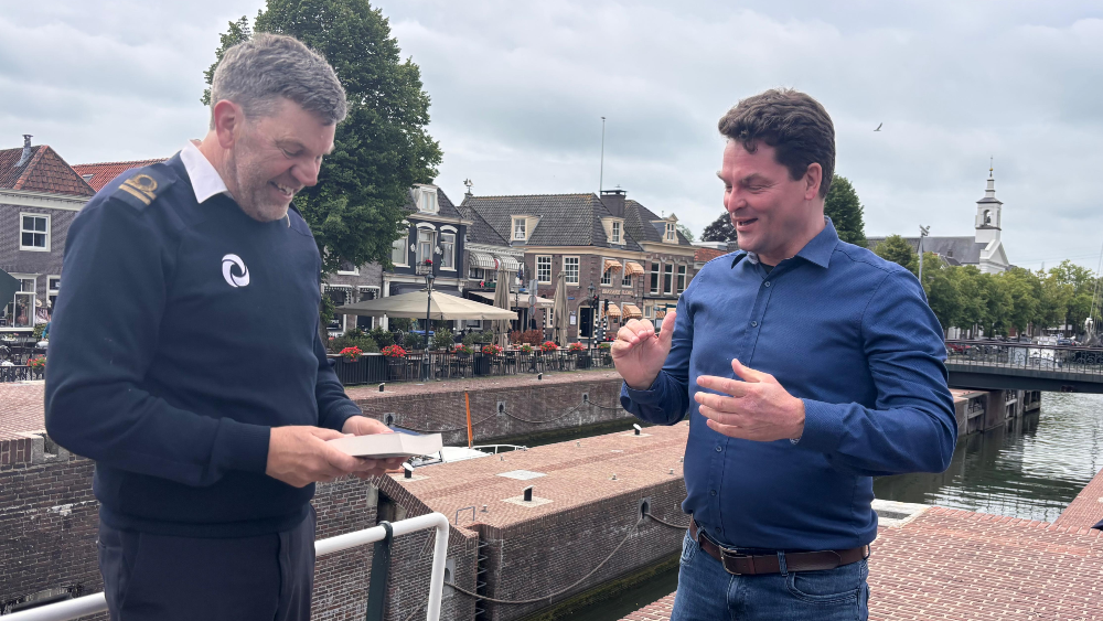 De sluiswachter ontvangt het eerste exemplaar