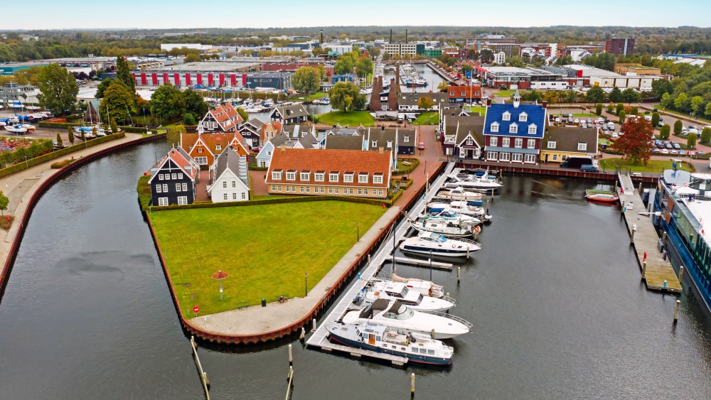 Zorgen over komst vluchtelingen naar Huizen, raadsvragen over gevolgen